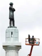  ?? (Jonathan Bachma/Reuters) ?? CONSTRUCTI­ON WORKERS in New Orleans prepare a monument of Robert E. Lee for removal in May.
