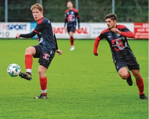  ?? Archivfoto: Thorsten Jordan ?? Julian Birkner (links) unterstütz­te diesmal wieder die zweite Mannschaft des TSV Landsberg – und erzielte auch gleich zwei Tore beim 4:0 Erfolg gegen Peitings Reserve.