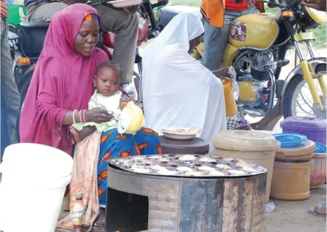  ?? PHOTO ?? A seller along Kubwa road in Abuja at the weekend. MACJOHN AKANDE