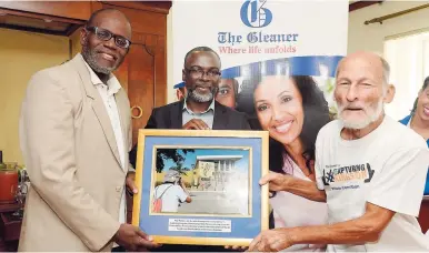  ??  ?? The oldest entrant in the competitio­n, 90-year-old Roy Thomas (right), gets a special award from The Gleaner’s Sales Manager, Rainford Wint (left), and Multimedia Photo Editor Ricardo Makyn.