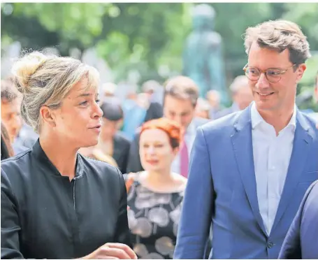  ?? FOTO: PIERO NIGRO/IMAGO ?? Mona Neubaur (Grüne) und Hendrik Wüst (CDU) beim Auftakt der Sondierung­sgespräche.