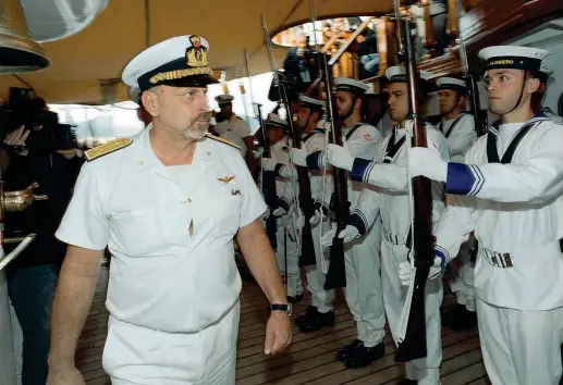  ?? (foto di Stefano Cavicchi/Corriere della Sera) ?? In divisa L’ammiraglio Giuseppe De Giorgi — nato a Napoli nel 1953 — è il capo di stato maggiore della Marina militare italiana