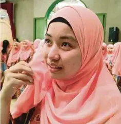  ?? Nurul Fatihah ?? NURUL Fatihah sebak setiap kali terkenang ibu dan bapanya yang sudah meninggal dunia. Sedih, kadang-kadang saya tak mampu menahan air mata apabila melihat ayam masak kicap kerana ia mengingatk­an kenangan bersama ibu”