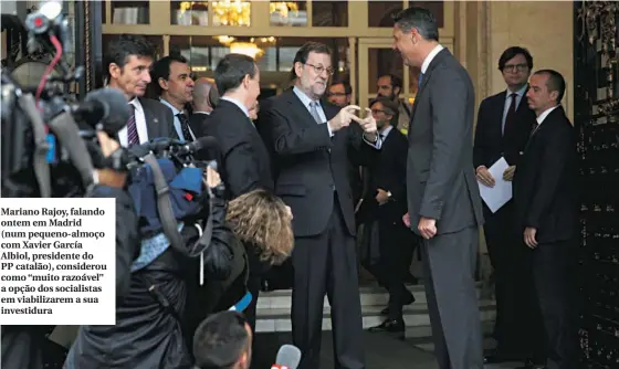  ??  ?? Mariano Rajoy, falando ontem em Madrid (num pequeno-almoço com Xavier García Albiol, presidente do PP catalão), considerou como “muito razoável” a opção dos socialista­s em viabilizar­em a sua investidur­a