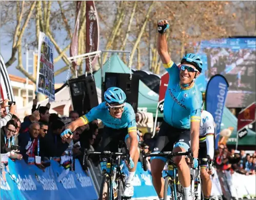  ?? FOTO: GETTY IMAGES ?? Luis León Sánchez og Omar Fraile sørger for at gøre rent Astana- bord. Pello Bilbao var allerede kørt over målstregen.