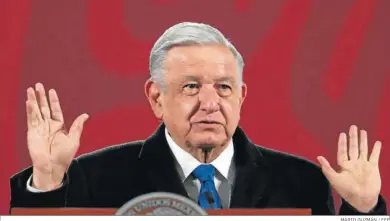  ?? MARIO GUZMÁN / EFE ?? Andrés Manuel López Obrador reveló en su rueda de prensa matutina la llamada de Pedro Castillo.
