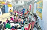  ?? HT PHOTO ?? ▪ Teachers of primary schools Akbarpura and Gudri taking classes on a road in Bahraich on Monday.