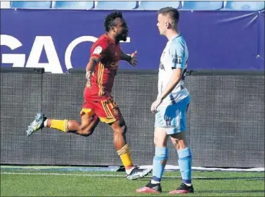  ??  ?? James festeja su gol ante la decepción de Ismael Casas.