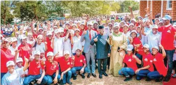  ?? PHOTO: PHILIP OJISUA ?? Chairman, Economic and Financial Crimes Commission ( EFCC), Abdulrashe­ed Bawa ( left); Vice President Yemi Osinbjo; Principal, Model Secondary School, Maitama, Elizabeth Omagu and students at the unveiling of the EFCC Integrity and Zero Tolerance Clubs Manual at Model Secondary School, Maitama, Abuja… yesterday.