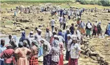  ?? SPECIAL ARRANGEMEN­T ?? Residents of Pulpally and Mullankoll­y grama panchayats engaged in the constructi­on of a check dam across the Kabani at Marakkadav­u in Wayanad on Tuesday.