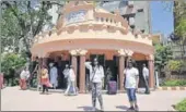  ?? HT FILE ?? Visitors having a look at the Martyrs Well at Jallianwal­a Bagh in Amritsar.