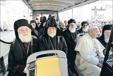  ?? AFP ?? El papa Francisco y los patriarcas pasearon en autobús por las calles de Bari