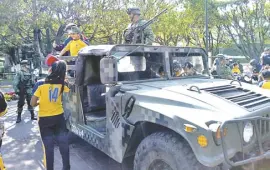  ??  ?? la Escuela Primaria Francisco I. Madero, conviviend­o con policías militares.