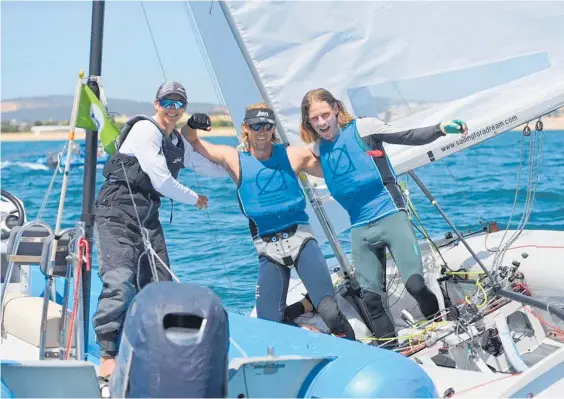  ?? Photo / Joao Costa Ferreira ?? Dan Willcox and Paul Snow-Hansen celebrate with their coach Geoff Woolley.