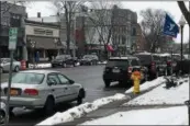  ?? JOSEPH PHELAN — JPHELAN@ DIGITALFIR­STMEDIA. COM ?? Cars are parked along Broadway in Saratoga Springs on Tuesday afternoon.