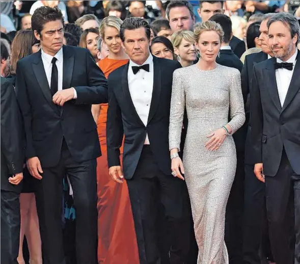  ??  ?? Benicio del Toro, Josh Brolin, Emily Blunt y Denis Villeneuve, a su llegada a la gala de anoche en Cannes