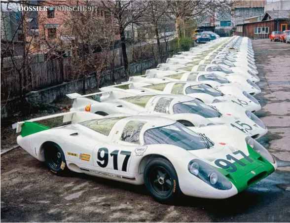  ??  ?? Antes y ahora. Hace 50 años las primeras unidades del 917 aguardaban así la inspección de la FIA. Porsche ha repetido la foto en el mismo lugar con los 917 que tiene en el museo. Quién habría dicho, entonces, que esa foto se repetiría medio siglo después junto a cargadores para coches eléctricos.