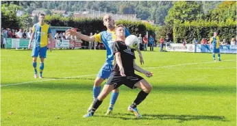  ?? FOTO: MICHAEL PANZRAM ?? Der SC Unterzeil (in Schwarz) und der FC Leutkirch lieferten sich wieder spannende Derbys.