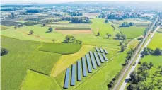  ??  ?? Der Solarpark Hierbühl in Bad Waldsee aus der Vogelpersp­ektive.