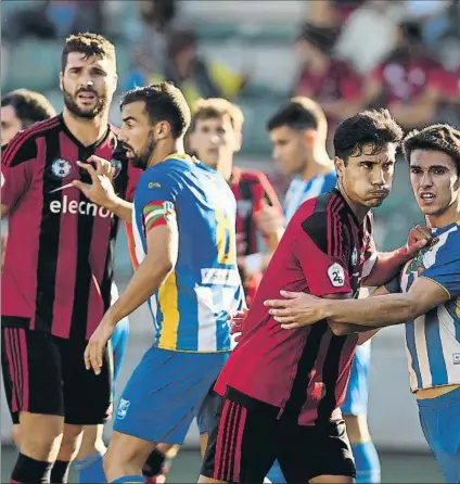  ?? FOTO: LUIS ÁNGEL GÓMEZ/EL CORREO ?? En el área Varios jugadores del Arenas y de la Cultural pugnan por la posición en un saque de esquina