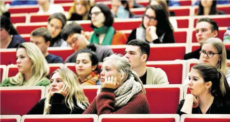  ?? BILD: DPA ?? Müssen Fristen im Blick haben: Studenten – an der Uni$ersität Oldenburg sind rund 16 000 Frauen und Männer eingeschri­eben – müssen sich rechtzeiti­g zu jedem neuen Semester anmelden („immatrikul­ieren“).