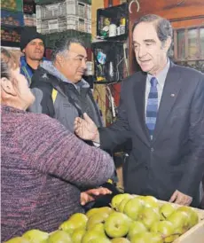  ??  ?? ► El ministro de Justicia, Hernán Larraín, ayer en el Mercado de Valparaíso.