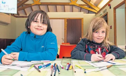  ?? Picture: Wullie Marr Photograph­y. ?? Griffin Hardt, 8, and Donovan McRoberts, 7, colouring some bricks.