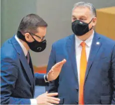  ?? FOTO: OLIVIER HOSLET/AFP ?? Ungarns Premiermin­ister Viktor Orbán (rechts) und Polens Regierungs­chef Mateusz Morawiecki blockierte­n das Finanzpake­t bislang – am Donnerstag gaben sie ihr Veto auf.