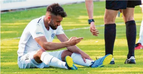  ?? Foto: Manfred Stahl ?? Vom Zauderer zum Kämpfer: Schwabmünc­hens Gabriel Merane weiß in seiner neuen Rolle als Arbeitsbie­ne richtig gut zu gefallen. Für seine Wandlung gegenüber der Vorsaison gab es jetzt auch ein Sonderlob von TSV Spielleite­r Manfred Bock für den...