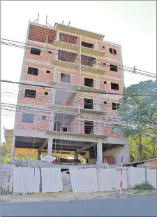  ??  ?? Este edificio sobre la Av. Gral. Santos y Tte. Ruiz que está a punto de terminar y no tiene aún permiso municipal.