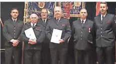  ?? FOTOS: FEUERWEHR MEERBUSCH ?? Günther Schellenbe­rg und Peter Repiater (mit Urkunden) sind seit 50 Jahren dabei. Glückwünsc­he gab es von Tim Söhnchen, Herbert Derks, Ralf Bolten und Heinz-Dieter Abels.