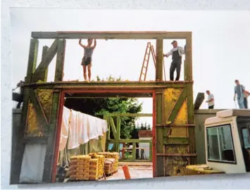  ?? Repro: Maximilian Braun, Foto: Peter Heider ?? Hoch her ging es, als 1997 das Bürgerhaus in Waltershof­en gebaut wurde. Die Einwohner des Meitinger Ortsteils krempelten die Ärmel hoch und schufteten gemeinsam 7500 Stunden (Bild links). So sieht das Bürger haus heute aus. Vom 26. bis 28. Mai wird das...