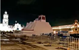  ??  ?? ZÓCALO. En la maqueta monumental del Huey Teocalli se reproducir­á una memoria luminosa con pasajes históricos del Imperio Mexica.