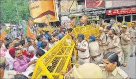  ?? HT ?? BJP workers trying to remove the barricades put up during their protest in the state capital on Saturday.
