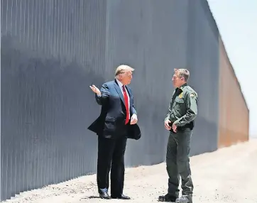  ??  ?? el presidente junto a valla fronteriza