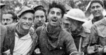  ??  ?? 1945 Giovanni Colnago, al centro della foto, con altri partigiani a Bergamo subito dopo la Liberazion­e