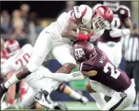  ?? NWA Democrat-Gazette/JASON IVESTER ?? Texas A&M defensive back Priest Willis (right) takes down Arkansas tight end Jeremy Sprinkle during the Razorbacks’ 45-24 loss Saturday, their fifth consecutiv­e loss to the Aggies.