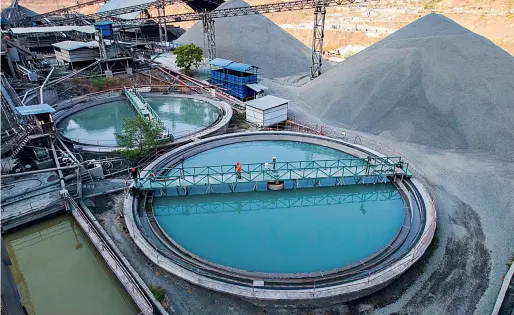  ??  ?? Afin de réduire l’impact des eaux usées sur l’environnem­ent, la centrale hydroélect­rique de Baihetan a construit un bassin de traitement afin de les recycler.