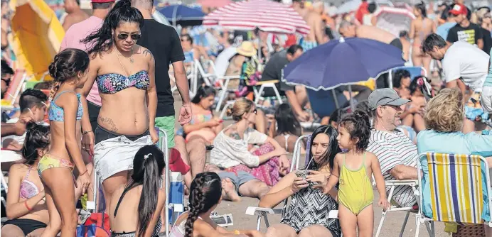  ?? FOTOS: PABLO PRESTI Y FACUNDO MORALES - LA NUEVA. ?? El secretario de Turismo de Monte Hermoso destacó que el nivel general de afluencia, durante la primera parte de este mes, fue mejor que el registrado durante la temporada pasada.