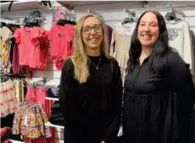 ?? BILD: ANNA HEDLUND ?? Systrarna Mikaela Jellstam och Sandra Olausson är nya ägare till butiken Reko barn.