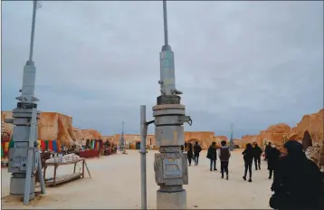  ?? ArrOCIAsED PRErr ?? tourists and vendors inside an abandoned Star Wars film location in the Sahara Desert near Tozeur in southern Tunisia. Southern Tunisia is a remote and otherworld­ly region that extends into the dunes of the Sahara Desert. Am AaAmDOmED eILM rEs