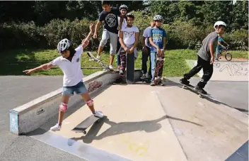  ?? RP-FOTO: WOLFGANG KAISER ?? „Skaten über Grenzen“heißt das Programm, das der Kreis Viersen vor Ort in Oedt umsetzt. Sonntags treffen sich Jugendlich­e zwischen zehn und 18 Jahren auf der Skateboard-Anlage in Oedt, um gemeinsam zu trainieren.