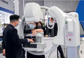  ??  ?? Un mammograph­e GIOTTO de la société italienne IMS exposé lors de la Foire internatio­nale des équipement­s médicaux de Chine, le 21 octobre 2020, à Shanghai