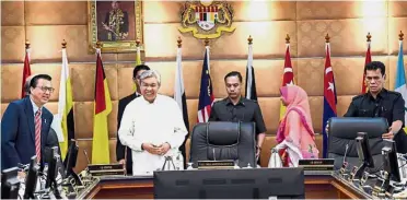  ??  ?? Important matters:
Dr Ahmad Zahid attending the 18th Meeting of the Cabinet Committee on Foreign Workers and Illegal Immigrants at Perdana Putra Building in Putrajaya. Also present was Liow (left).