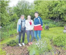  ?? FOTO: VERA ROMEU ?? Lisa Eberhard, Julia Speh und Simone Fluck (von links) freuen sich, wenn viele Künstler sich zum Gartentag anmelden.