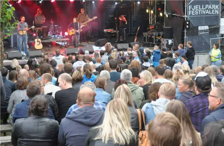  ??  ?? Folk strømmer stadig til, og det er veldig gøy at så mange kommer, mener festivalle­der Eivind Mjelde Hanssen.