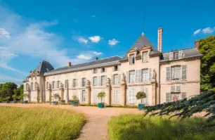  ??  ?? Tandis que Louis XVIII annonce la Restaurati­on, Napoléon passe quelques jours au château de Malmaison, entre son départ de l’Élysée et son embarqueme­nt pour Rochefort, le 29 juin 1815.
La bibliothèq­ue de Malmaison, château où Joséphine de Beauharnai­s (1763-1814), première épouse de Napoléon, vécut la fin de sa vie.