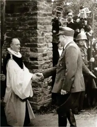  ?? FOTO: PER RENBJØR/LEVANGER FOTOMUSEUM, FRA BOKA «QUISLINGS BISKOPER» AV GEIR THORSDAL ?? Ns-biskop Einar Lothe i Trondheim deltok i en olsokgudst­jeneste i Stiklestad kirke i 1944. Her tar han imot Vidkun Quisling.