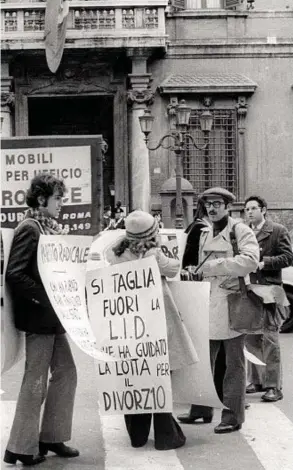  ?? ?? La protesta
Militanti della Lega italiana per il divorzio, legata al Partito radicale, scesi in piazza il 28 marzo 1974 per contestare l’esclusione del loro movimento dalle tribune elettorali per il referendum che si sarebbe tenuto in maggio (Ansa)