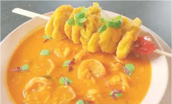  ?? CORTESÍA DEL CHEF LEANDRO DÍAZ ?? ↑ “Asopao de camarones con tostones al ajillo”, plato típico del chef Leandro Díaz.